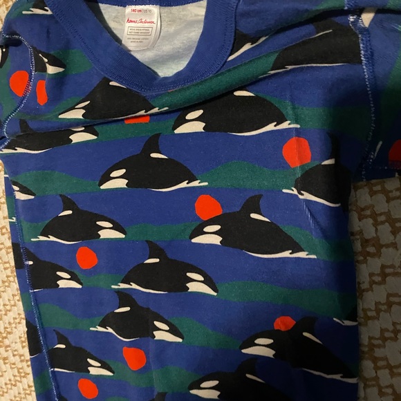 Hanna Andersson Blue Orca Print Pajama Set with Red Accent - Picture 2 of 4